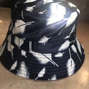 Navy and white feathers bucket hat